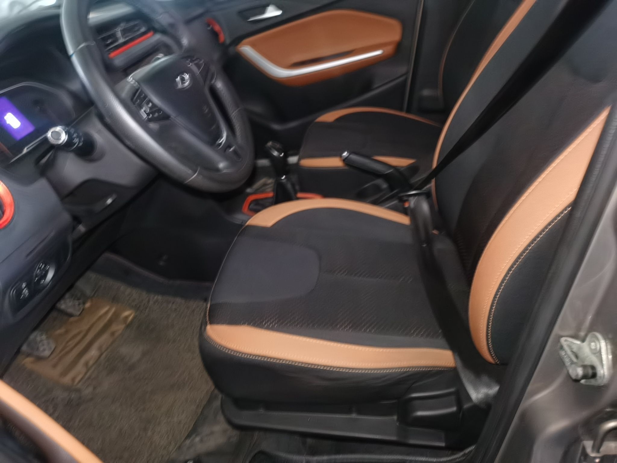 Переднее сиденье в автомобиле