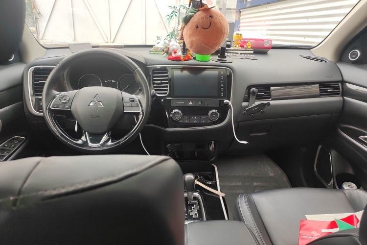 Used Mitsubishi Outlander 2019 2.0L Two-Wheel Drive Comfort Edition 5 Seats China V Standard Center Console