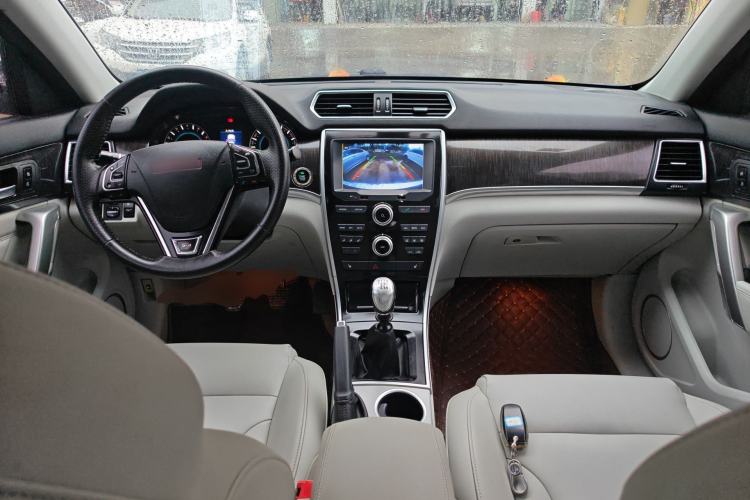 Used Haval H2 2014 1.5T Manual Two-Wheel Drive Elite Edition Center Console
