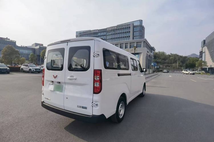 Used Wuling Yangguang 2024 300KM Comfort Version Passenger Van 75kW