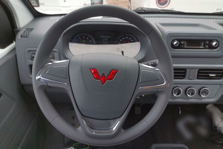Used Wuling Yangguang 2024 300km Comfort-Grade Passenger Van 60kW Steering Wheel