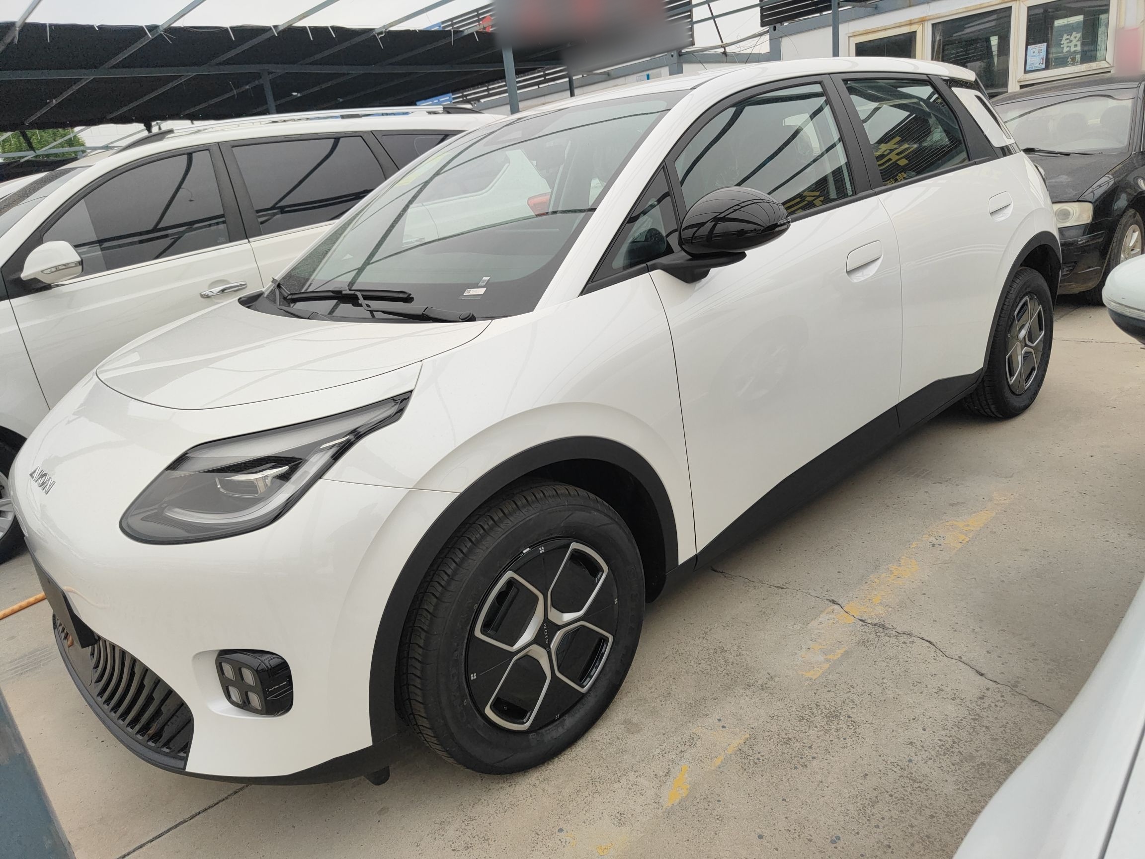 تحت مقدمة السيارة