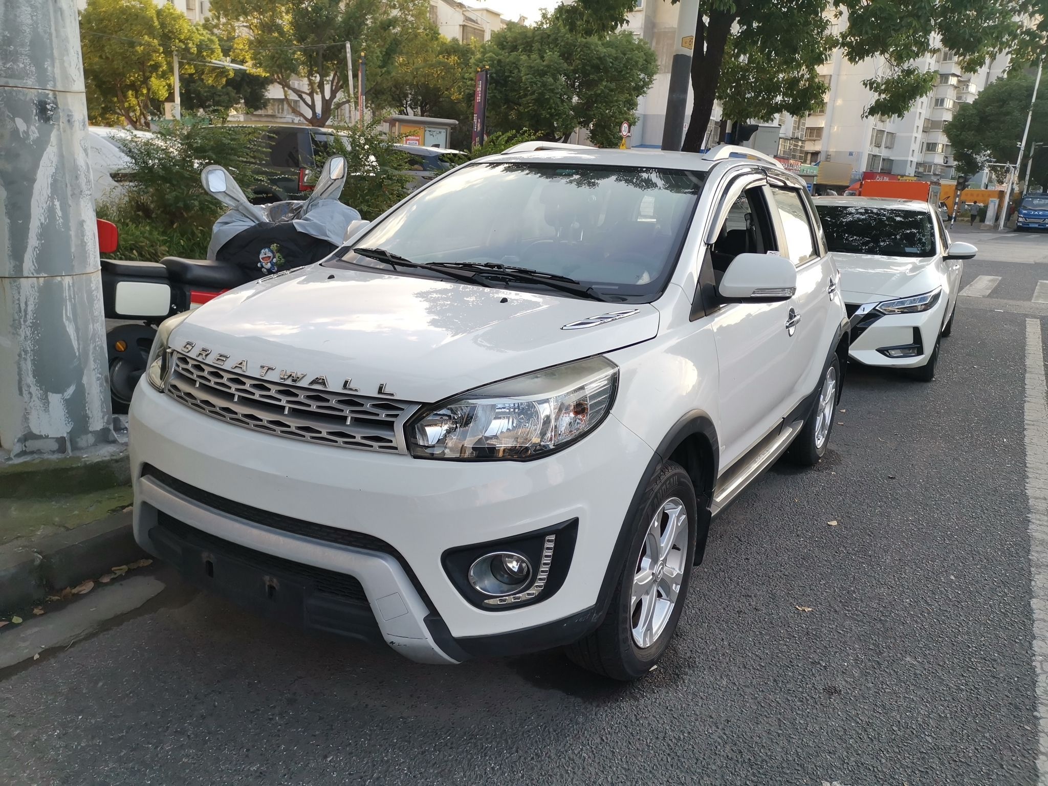 Под передней частью автомобиля