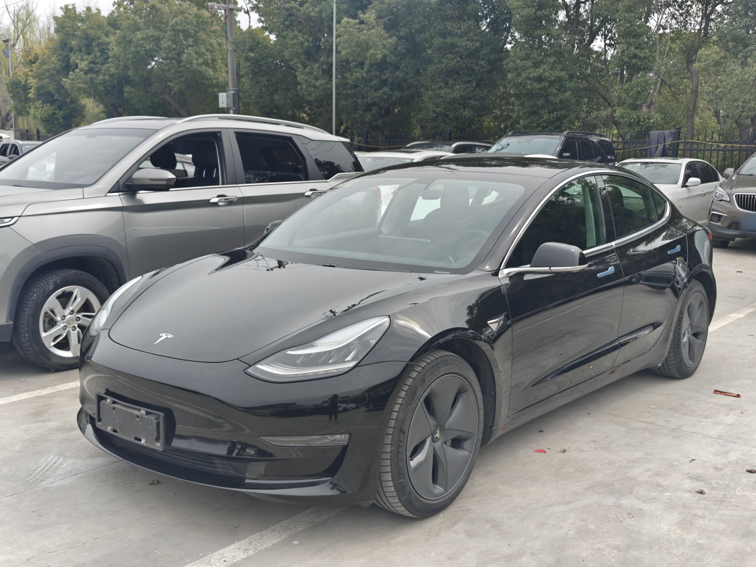 Под передней частью автомобиля