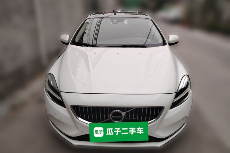 Used Volvo V40 2017 T4 Smart Luxury Edition
