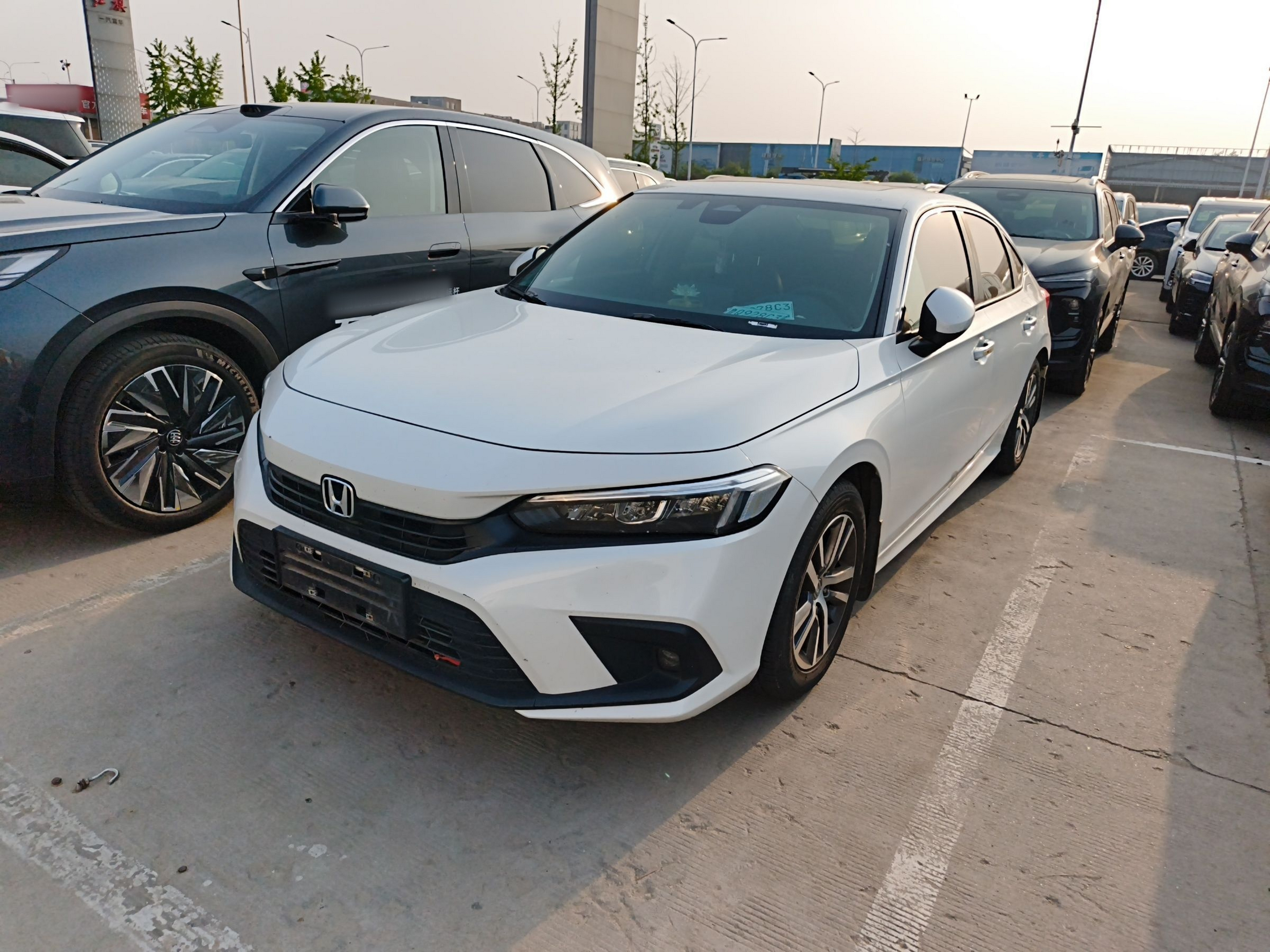 Под передней частью автомобиля