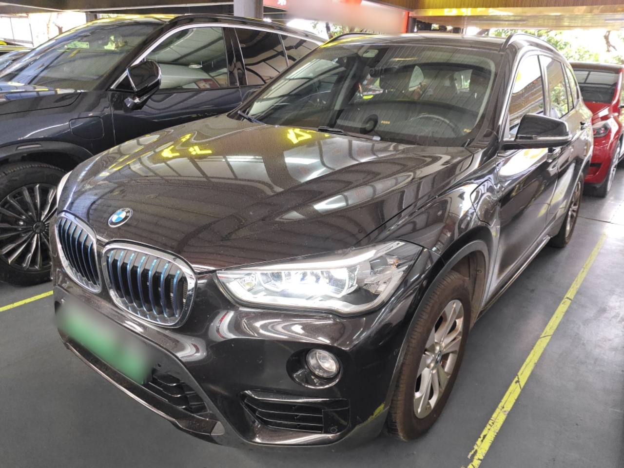 Под передней частью автомобиля