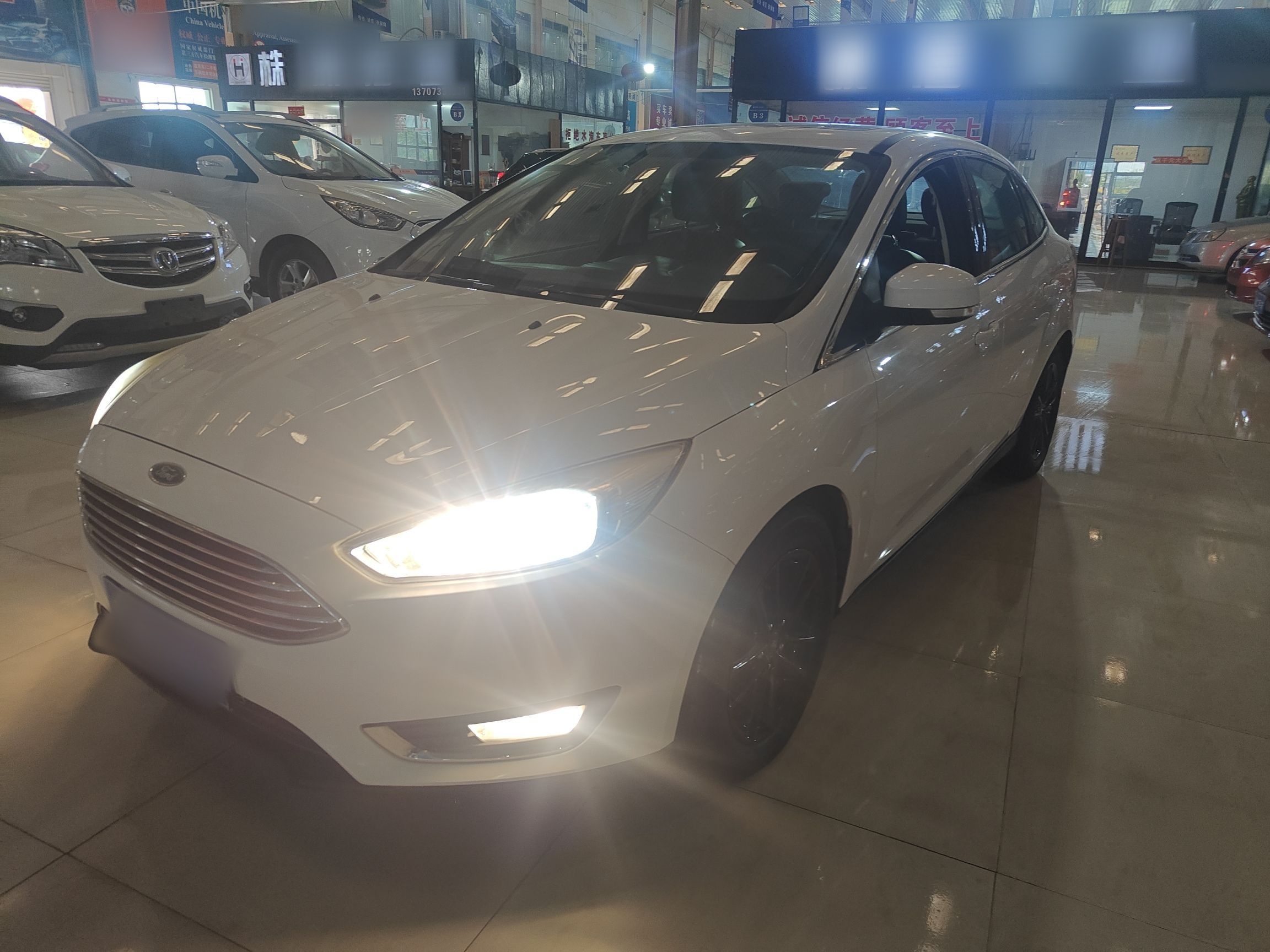 تحت مقدمة السيارة