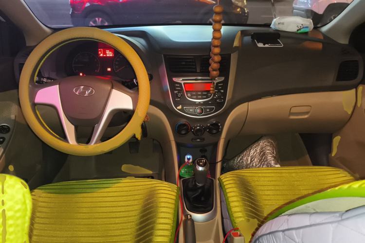 Used Hyundai Verna (older generation) 2010 Sedan 1.4L Manual Comfort GS Center Console