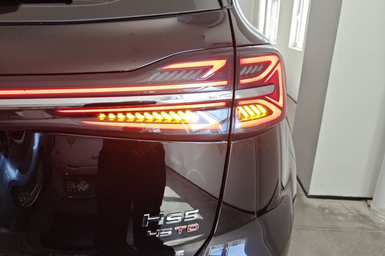 Used Hongqi HS5 2025 2.0T Two-Wheel Drive 600 000-Vehicle Commemorative Edition Right Rear Taillight