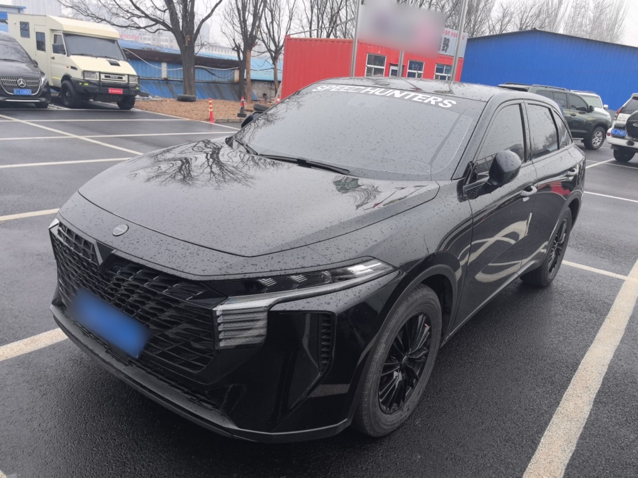 Под передней частью автомобиля