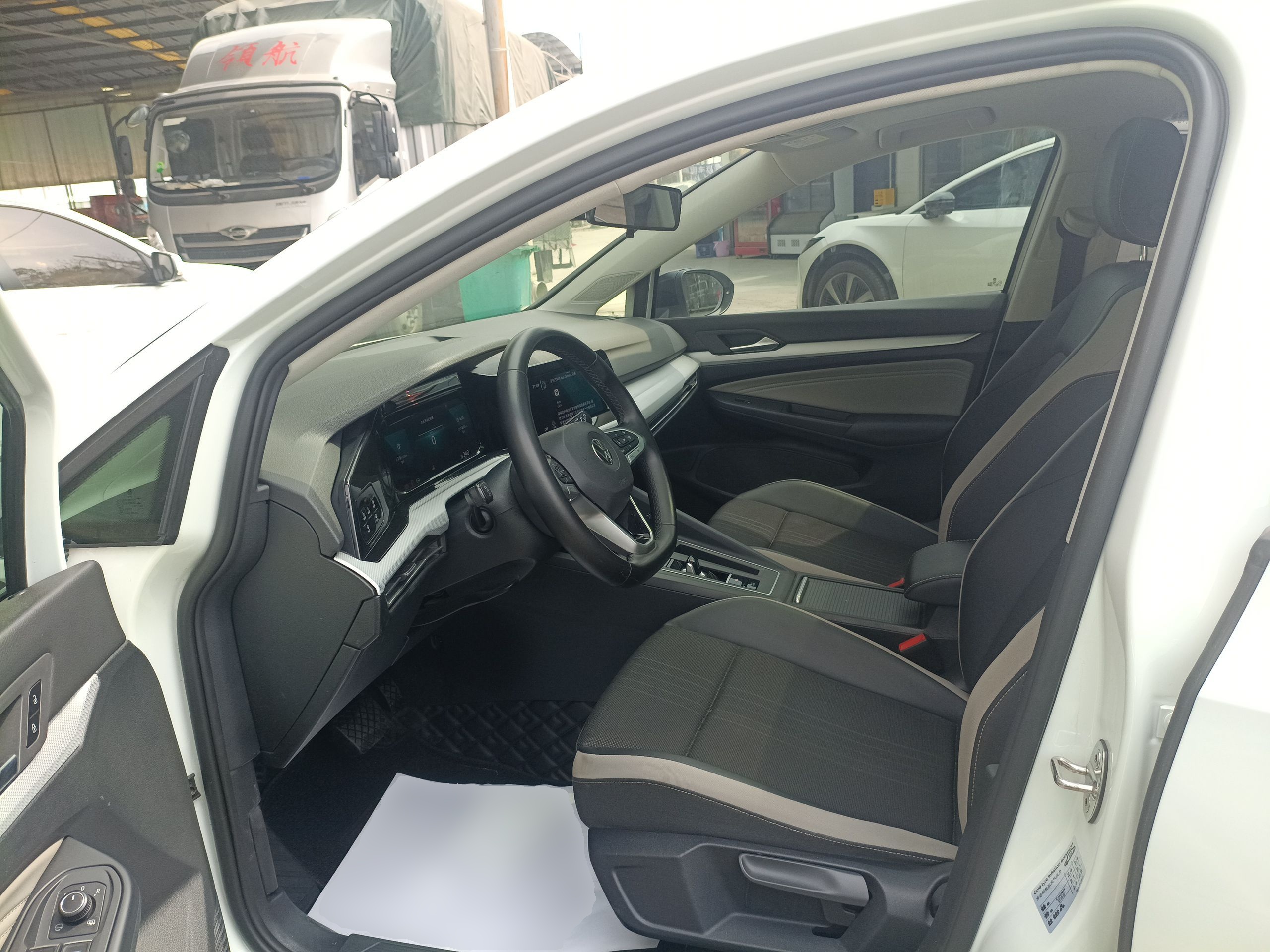 المقاعد الأمامية داخل السيارة