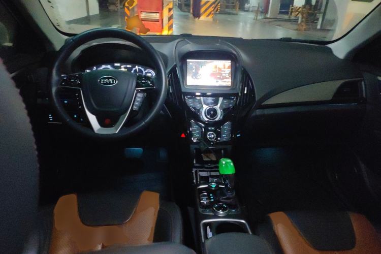 Used BYD Qin New Energy 2015 1.5T Dual-Crown Flagship Plus Edition Center Console