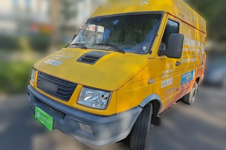 Used Iveco Daily 2020 2.8T V35 Cargo Van Single Tire Mid-Roof Design 3-Seater China V Emission Standard