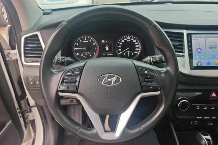 Used Hyundai Tucson 2015 2.0L Automatic Two-Wheel Drive Smart Version

