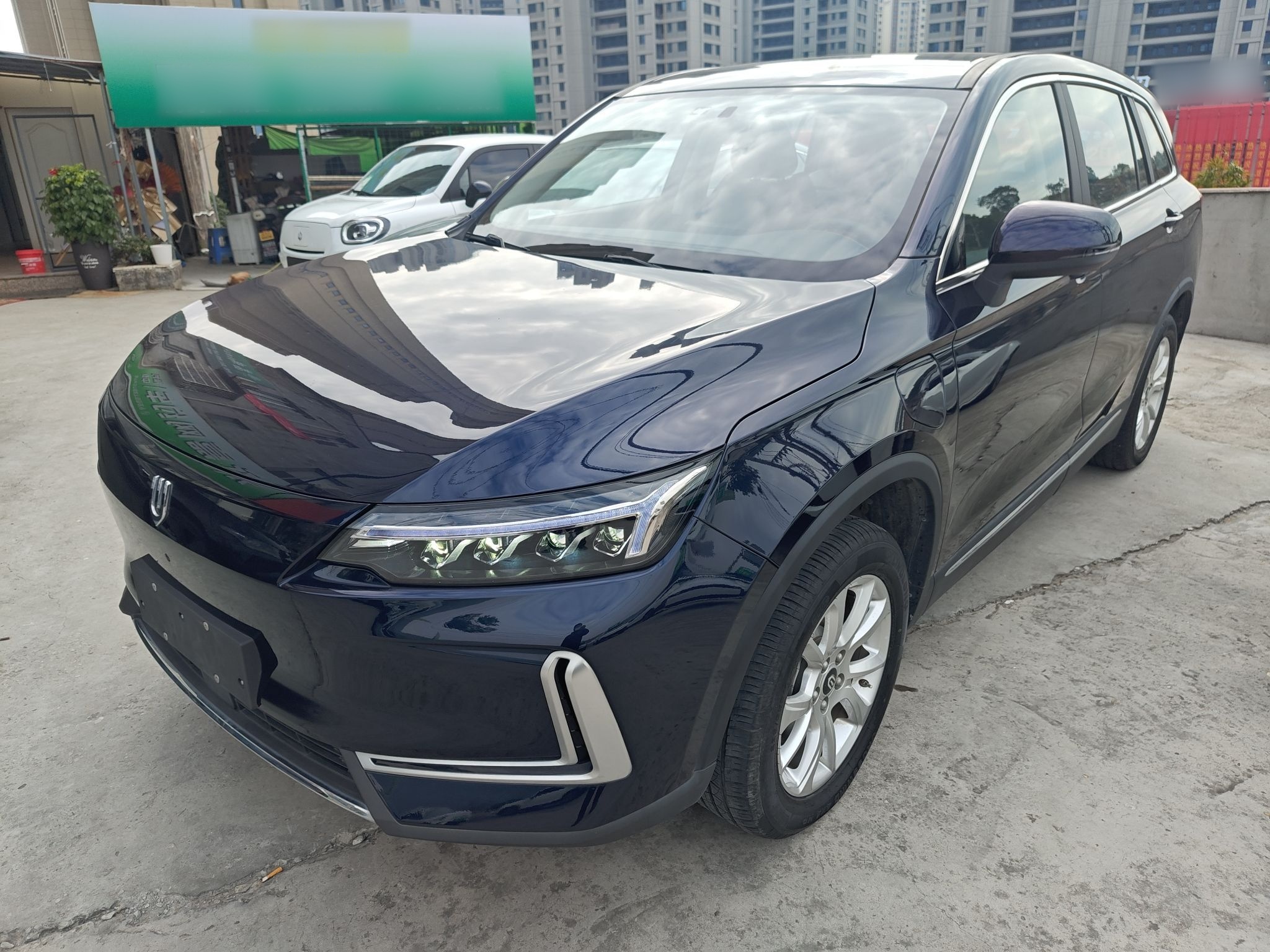 تحت مقدمة السيارة