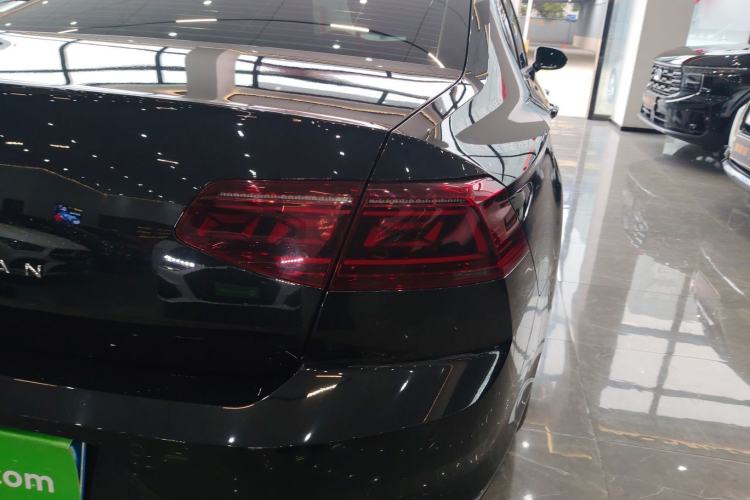 Used Volkswagen Magotan 2023 2 Million Units Limited-Edition 280TSI DSG Comfort Version Right Rear Taillight