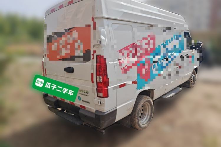Used Iveco Daily 2023 2.5T V37 Van Long Wheelbase Mid-Roof Design Dual Tires Side-Swing Doors 2-3 Seater