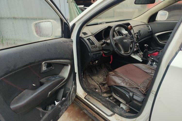 Used Huatai Santa Fe 2016 1.5T Gasoline Manual Two-Wheel Drive Smart Enjoyment i3 Model
