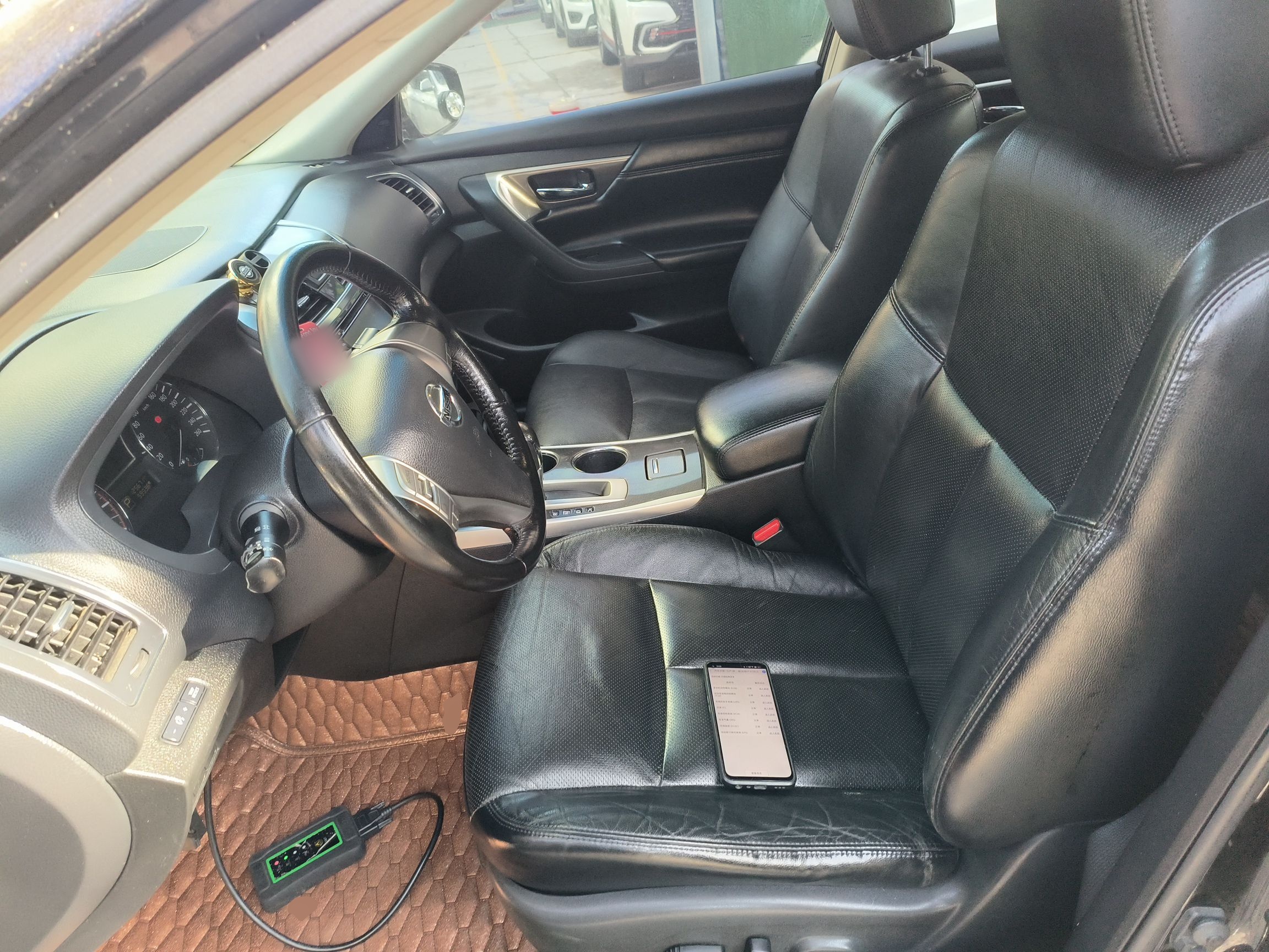 المقاعد الأمامية داخل السيارة