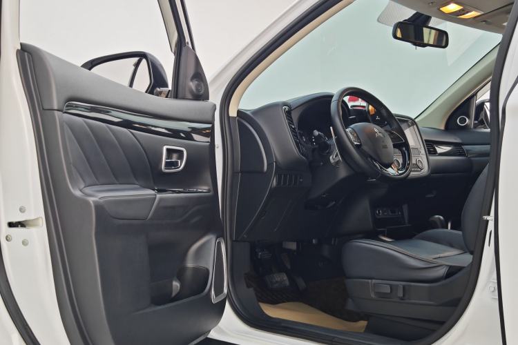 Used Mitsubishi Outlander 2019 2.4L 4x4 Zhi Xiang Edition 5 Seats China VI Standard
