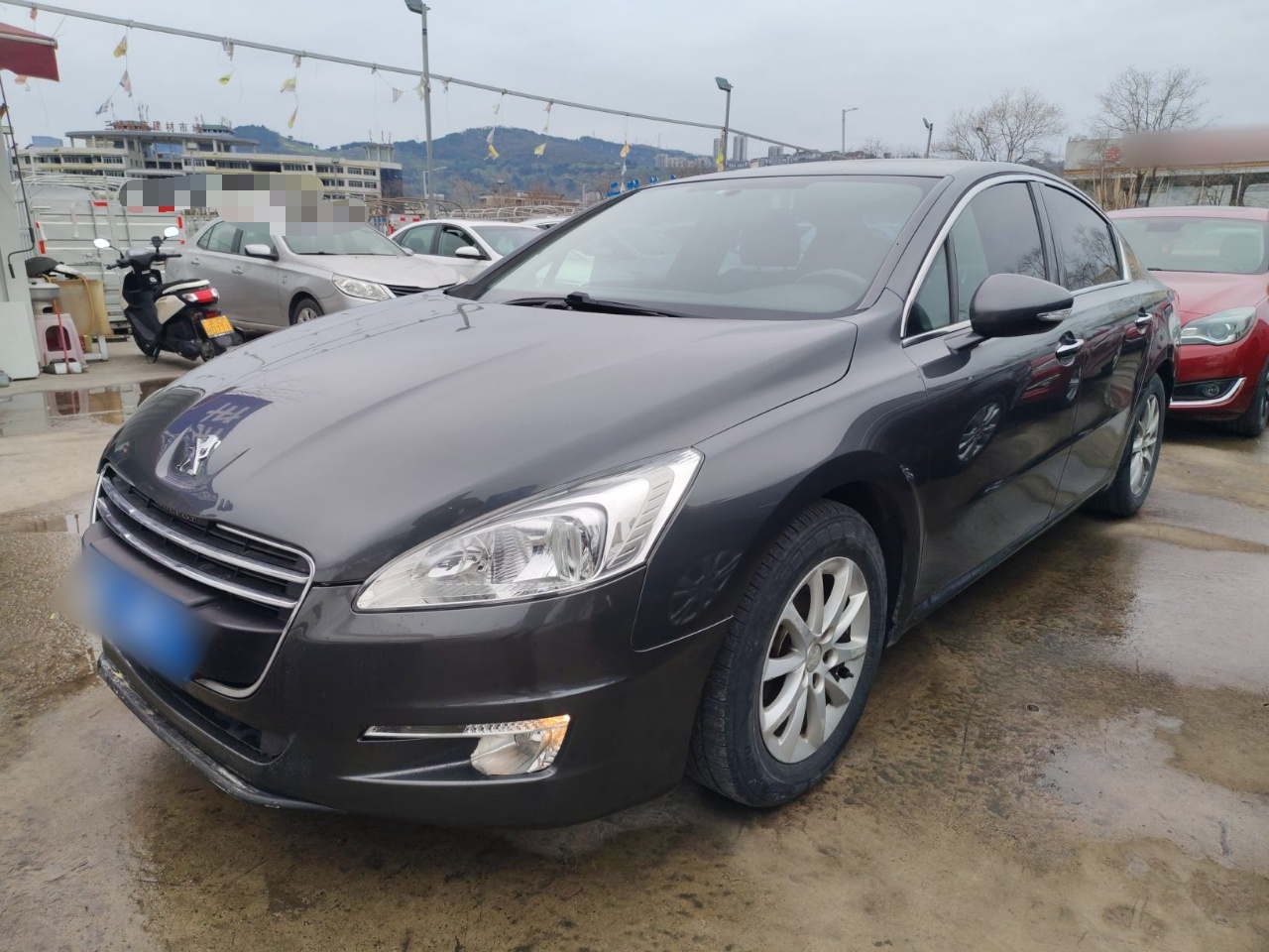 تحت مقدمة السيارة