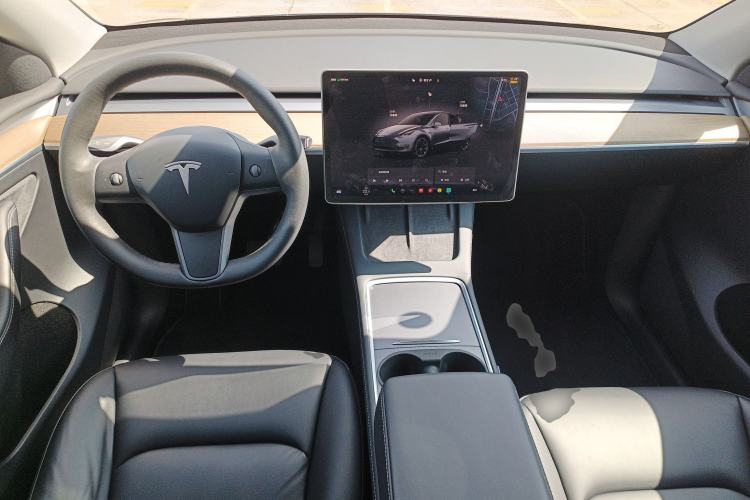 Used Tesla Model Y 2022 Long-Range All-Wheel-Drive Version