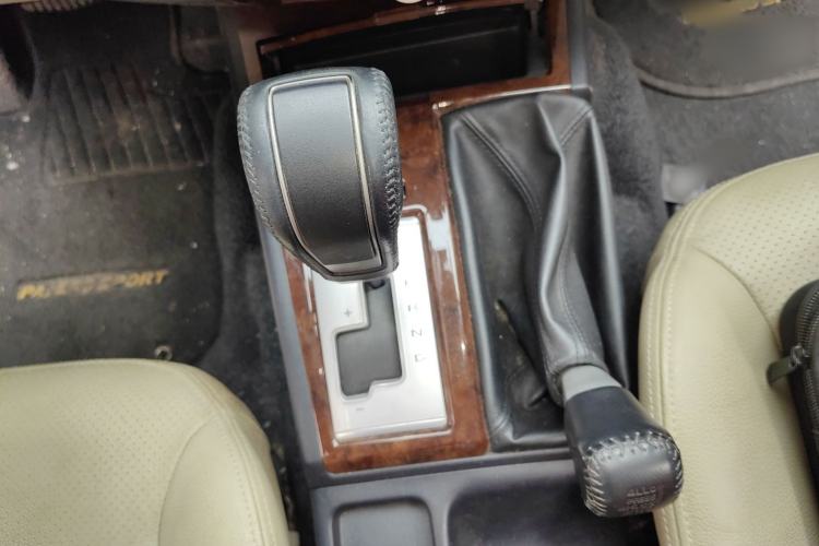 Used Mitsubishi Pajero Sport 2013 3.0L Automatic 4x4 Flagship Edition Gear Lever