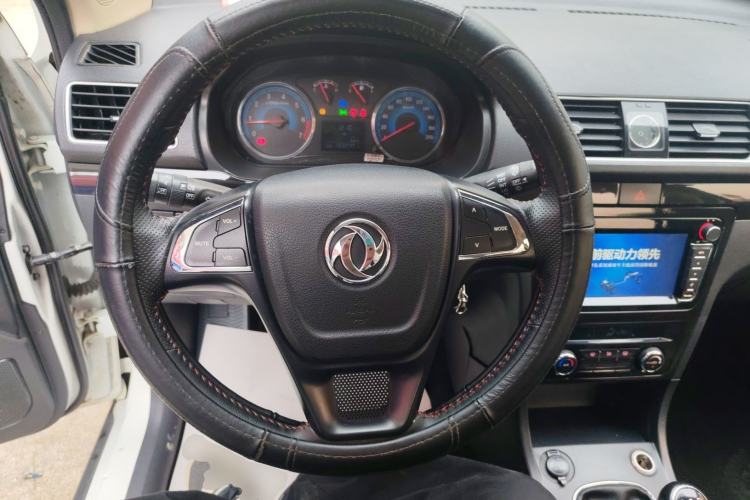 Used Dongfeng Fengon 370 2016 1.5L Manual Luxury Version SFG15-05 7 Seats Steering Wheel