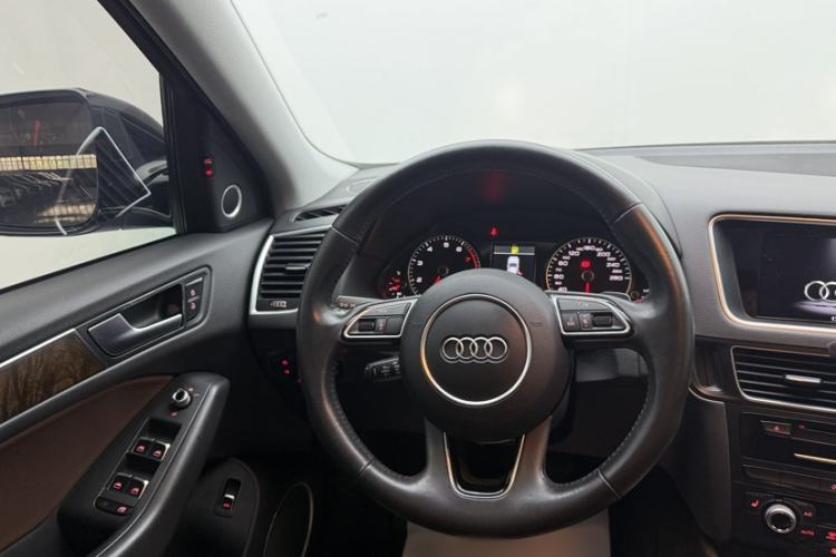 Used Audi Q5 2016 40 TFSI Comfort Model Audio And AC Panel