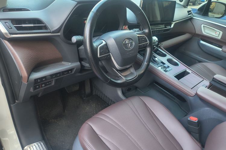 Used Toyota Granvia 2023 2.5L Hybrid Luxury Edition Interior 4