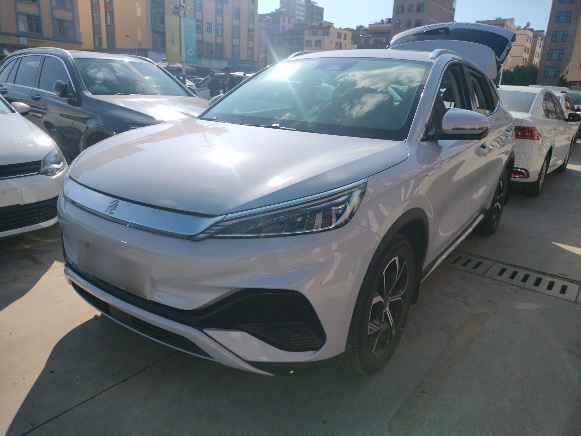 تحت مقدمة السيارة