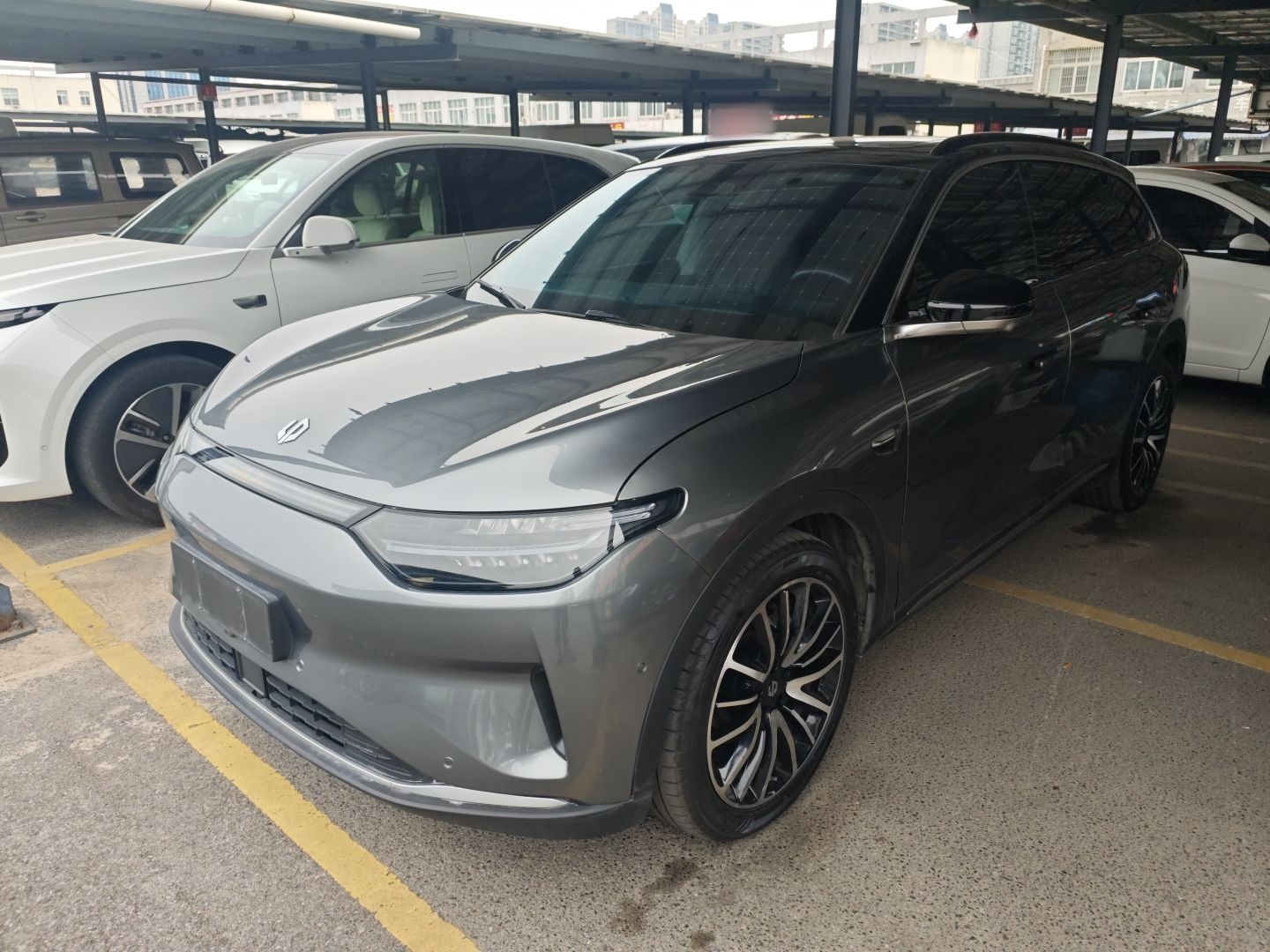 Под передней частью автомобиля