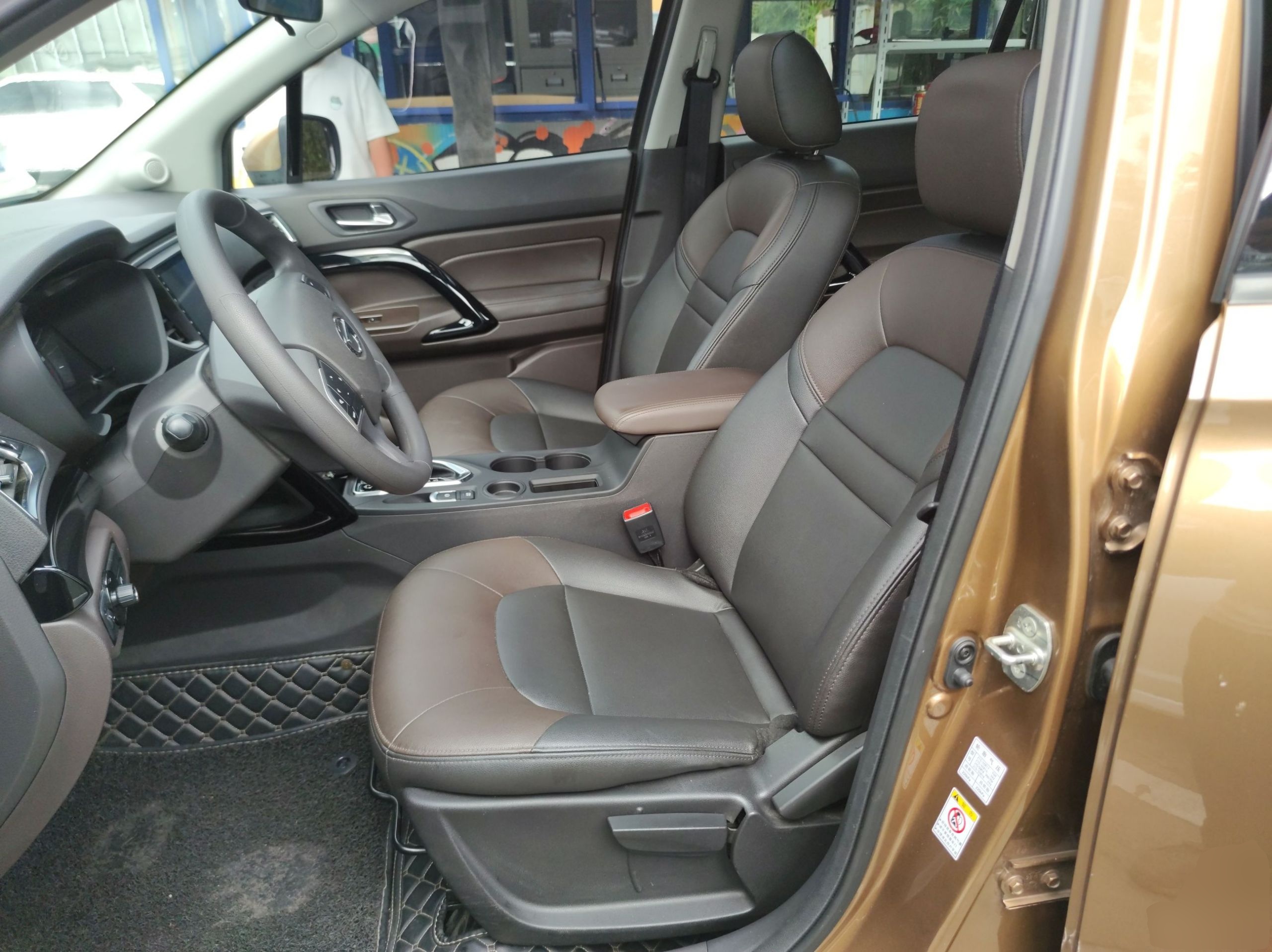 Переднее сиденье в автомобиле