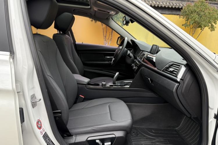 Used BMW 3 Series 2017 320Li Fashion Model Right Front Seat