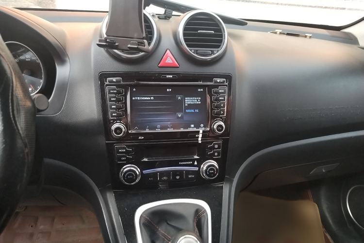 Used Haval H6 2015 Upgraded Model 1.5T Manual Two-Wheel Drive Elite Version Audio And AC Panel