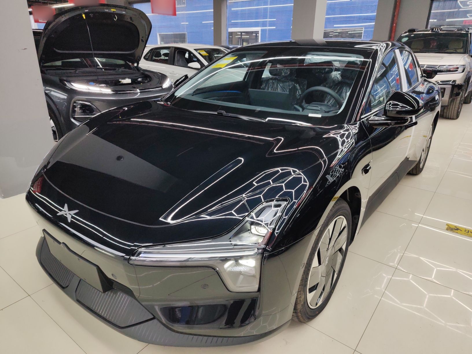 تحت مقدمة السيارة