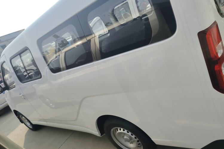Used Wuling Yangguang 2024 300KM Comfort Version Passenger Van 75kW