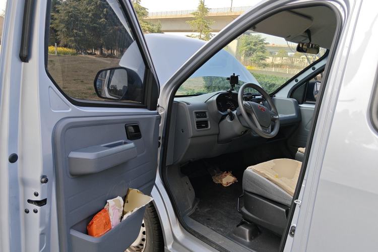 Used Wuling Yangguang 2024 300KM Comfort Version Passenger Van 75kW Driver Seat