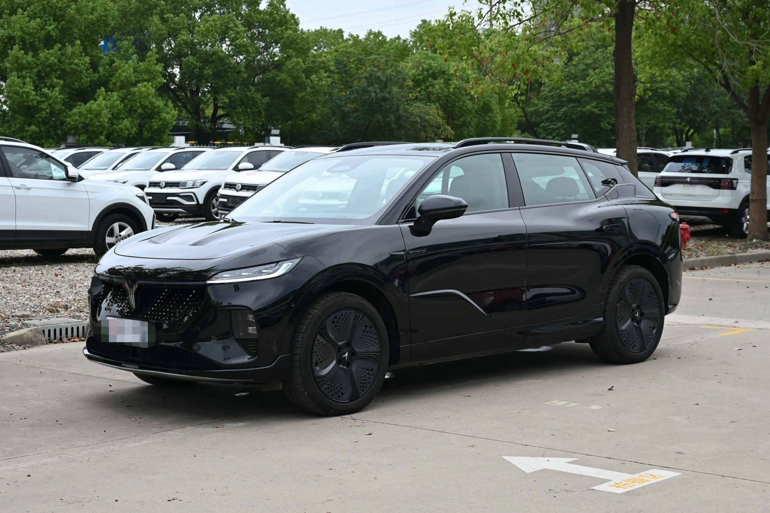 Под передней частью автомобиля