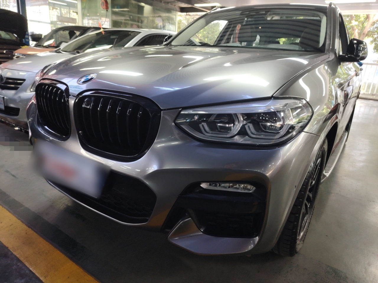 Под передней частью автомобиля