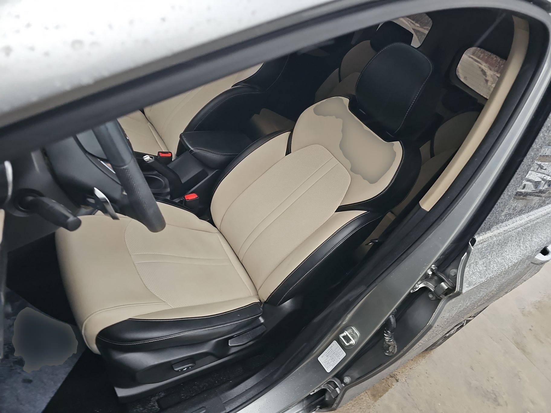 المقاعد الأمامية داخل السيارة