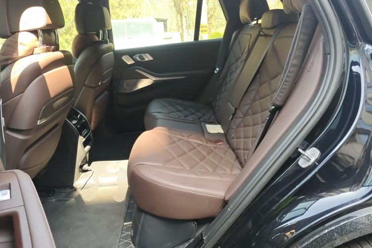 Used BMW X5 2022 xDrive 40Li M Sport Package Left Rear Seat