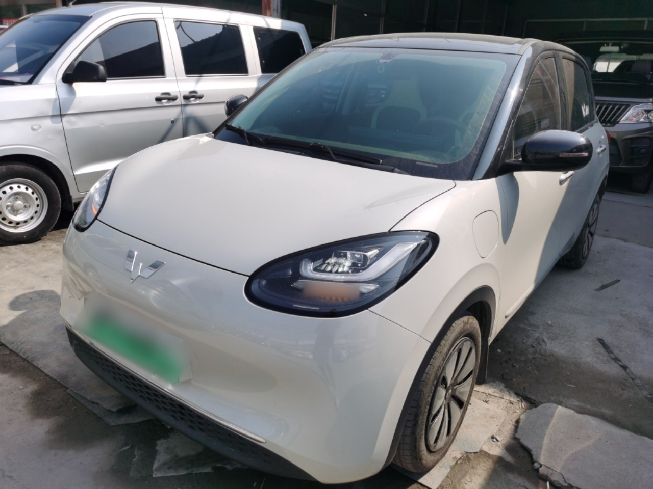 تحت مقدمة السيارة