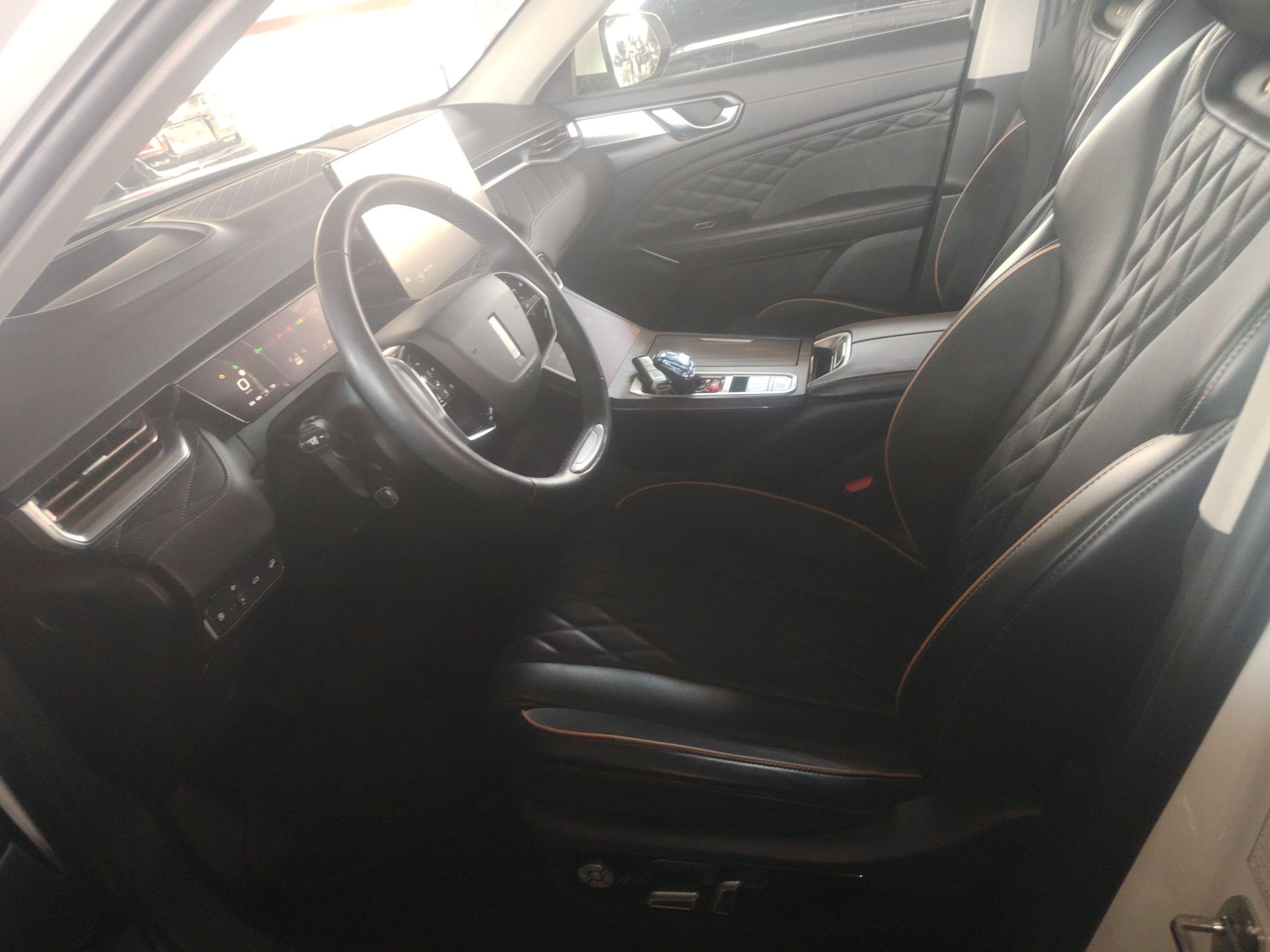 المقاعد الأمامية داخل السيارة