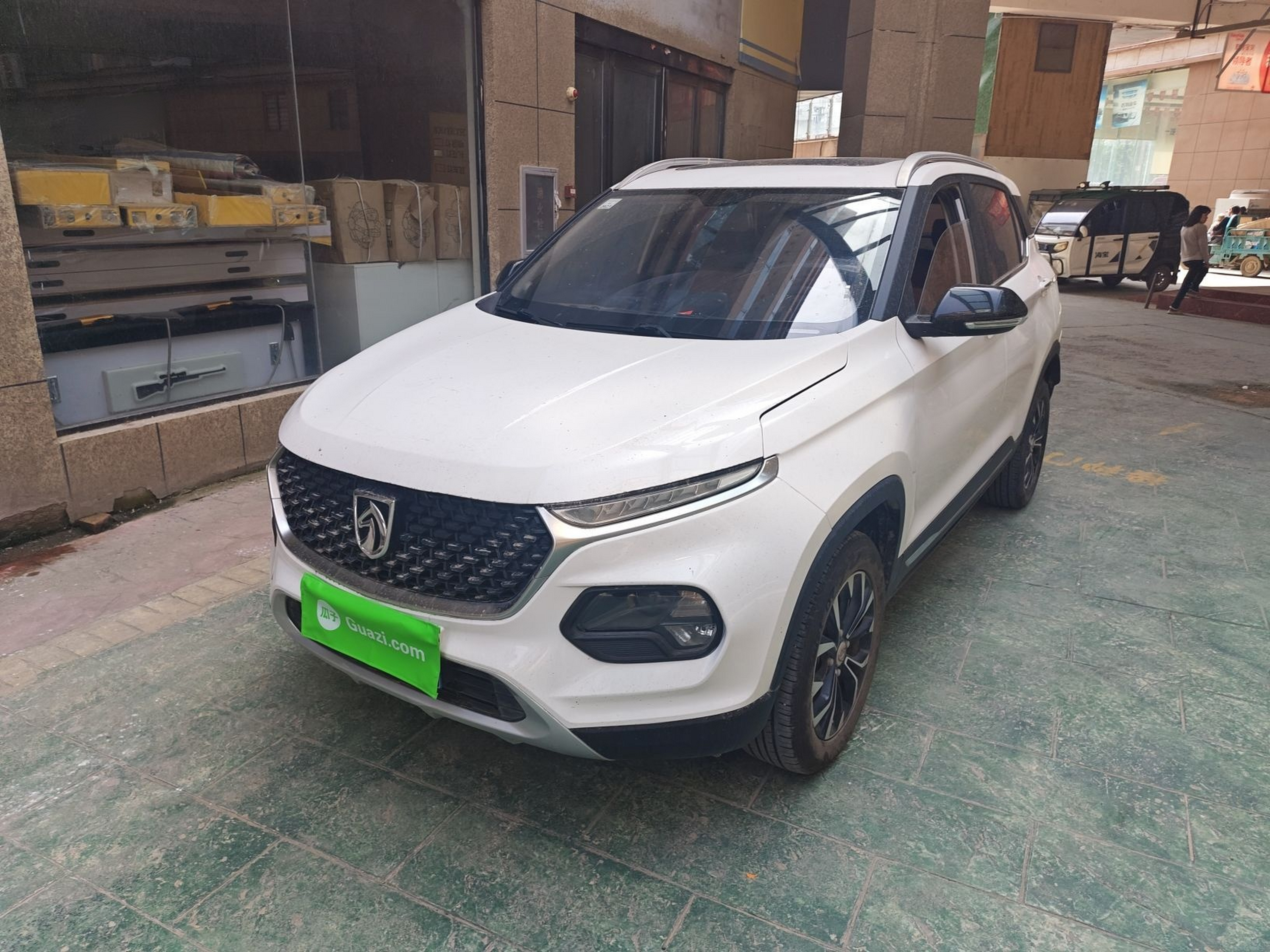 تحت مقدمة السيارة