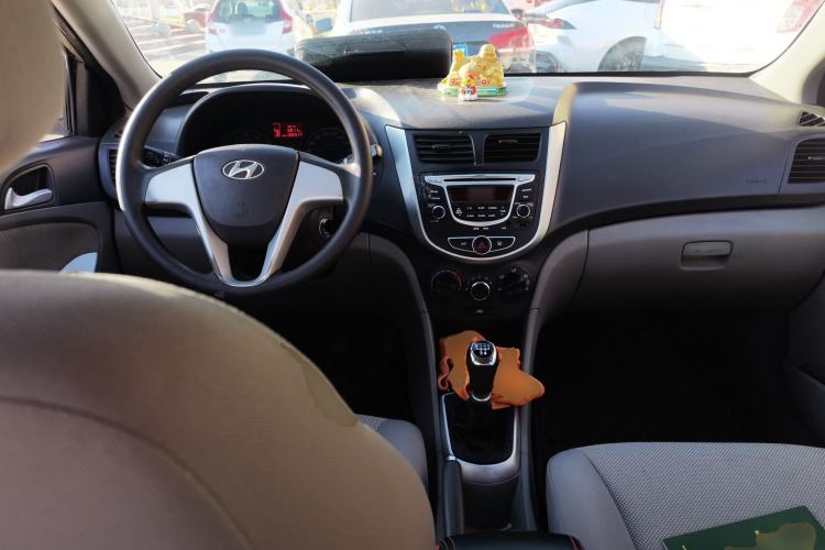 Used Hyundai Verna (older generation) 2010 Sedan 1.4L Manual Comfort GS Center Console