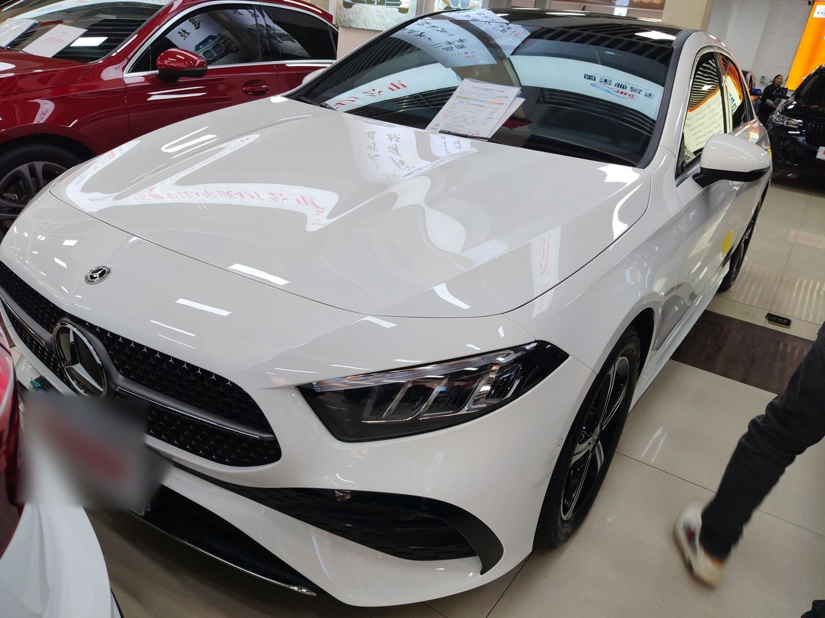 تحت مقدمة السيارة