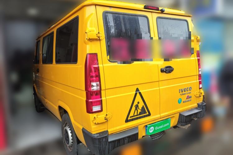 Used Iveco Daily 2023 2.5T A35M1 Multi-Purpose Passenger Vehicle Short Wheelbase Low Roof Single-Tire Side-Sliding Door Automatic Transmission
