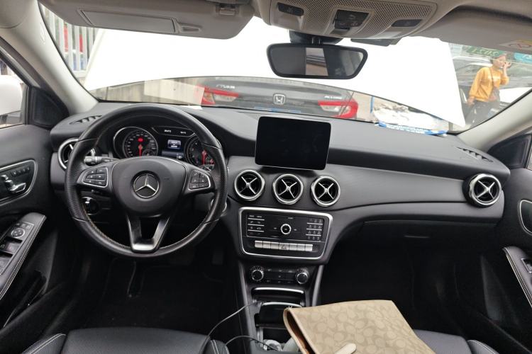Used Mercedes-Benz GLA 2018 GLA 200 Fashion Model Center Console